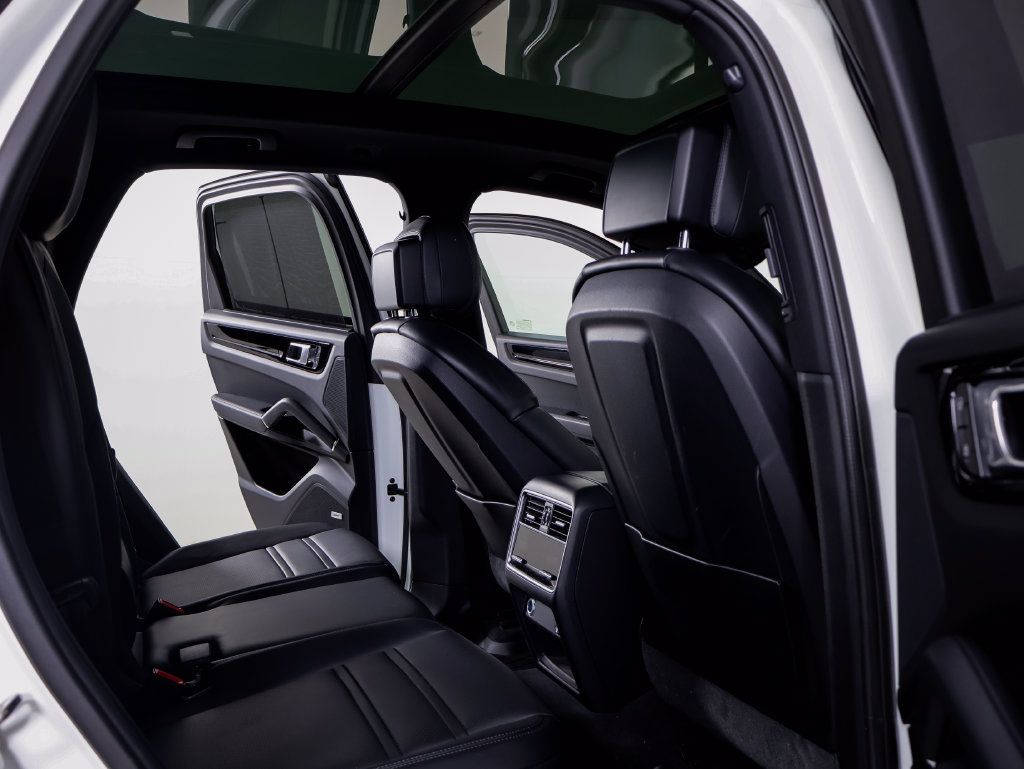Certified 2022 Porsche Cayenne AWD/4WD image 29