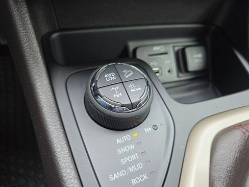 Used 2017 Jeep Cherokee Trailhawk image 32