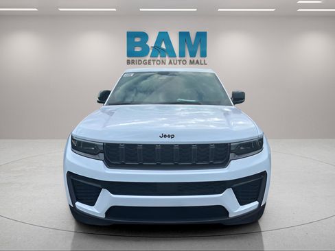 New 2026 Jeep Grand Cherokee Altitude image 2