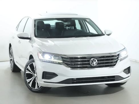 Used 2022 Volkswagen Passat 2.0T SE FWD image 2