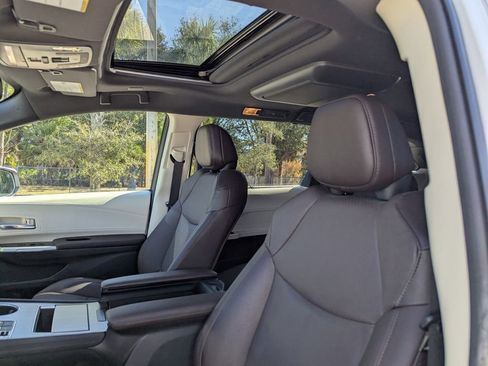 Certified 2024 Toyota Sienna Platinum image 26