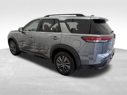 Used 2022 Nissan Pathfinder SV image 2