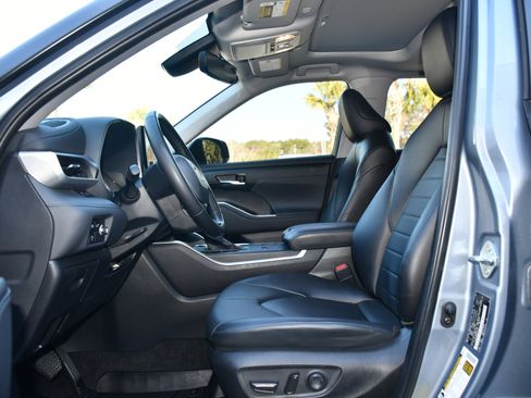 Certified 2023 Toyota Highlander XLE image 7