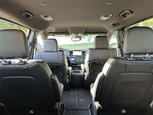 New 2025 Chrysler Pacifica Select image 11