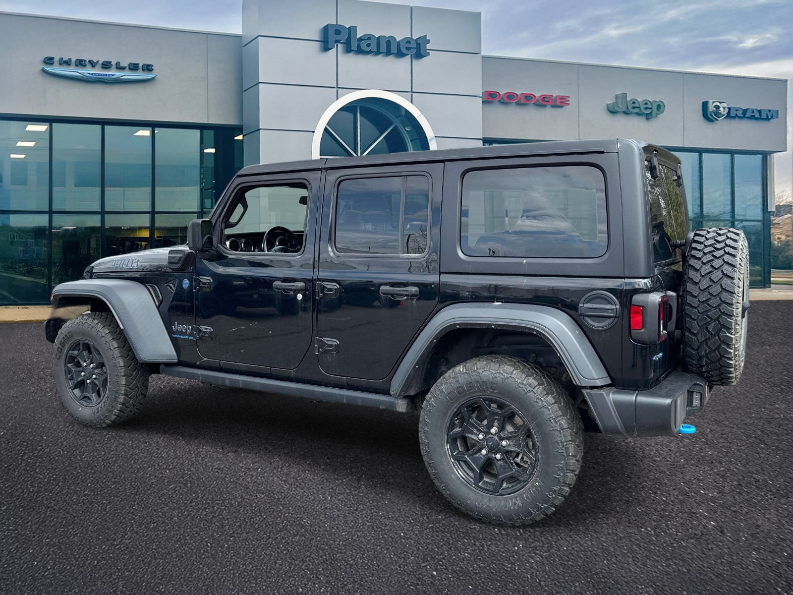 Used 2023 Jeep Wrangler Unlimited w/ Cold Weather Group AWD/4WD image 3