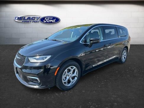 Used 2024 Chrysler Pacifica Limited FWD image 3