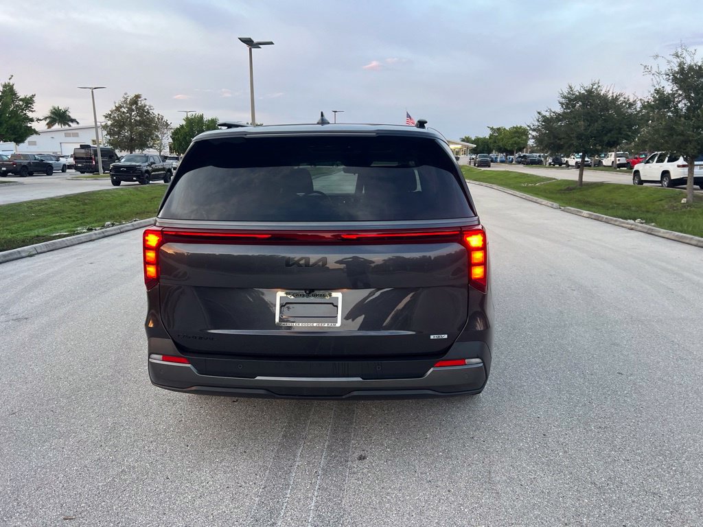 Used 2025 Kia Carnival SX w/ SX Dark Edition Package FWD image 5