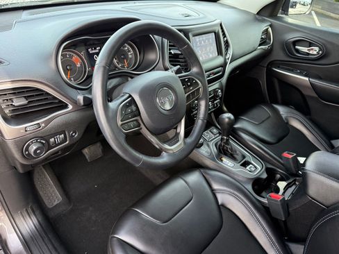 Used 2019 Jeep Cherokee Latitude Plus w/ Comfort/Convenience Group AWD/4WD image 18