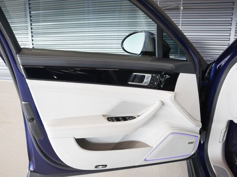 Certified 2022 Porsche Panamera image 23