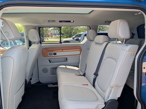 Used 2025 Volkswagen ID. Buzz Pro S Plus RWD image 16