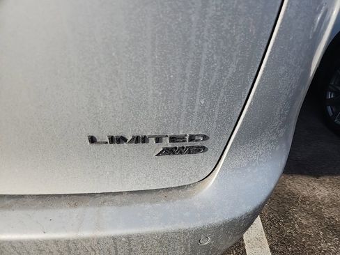 Used 2023 Chrysler Pacifica Limited w/ S Appearance Package image 6