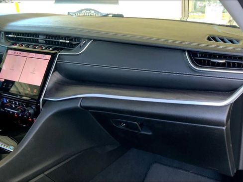 Used 2023 Jeep Grand Cherokee Limited w/ Luxury Tech Group II image 17