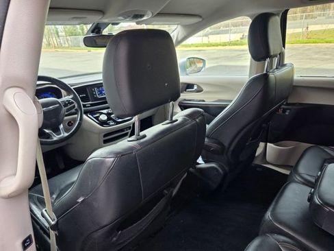 Used 2017 Chrysler Pacifica Touring-L image 18