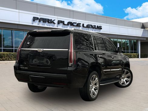 Used 2017 Cadillac Escalade Luxury image 2