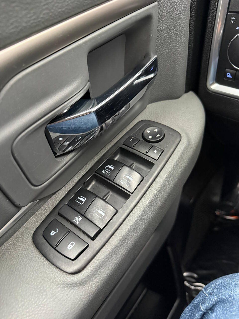 Used 2018 RAM 1500 Classic SLT AWD/4WD image 22