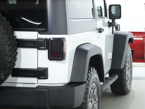 Used 2017 Jeep Wrangler Rubicon w/ Connectivity Group AWD/4WD image 38