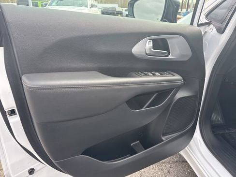 Used 2024 Chrysler Pacifica Touring FWD image 19