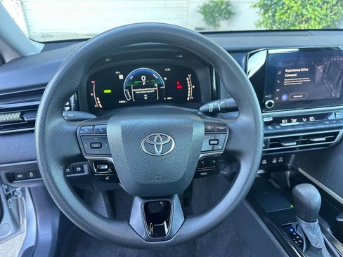 Used 2025 Toyota Camry LE image 28