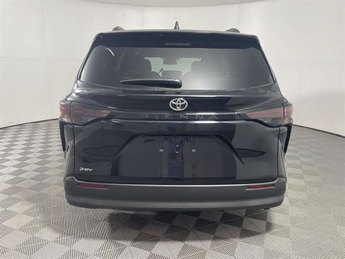New 2026 Toyota Sienna LE FWD image 6