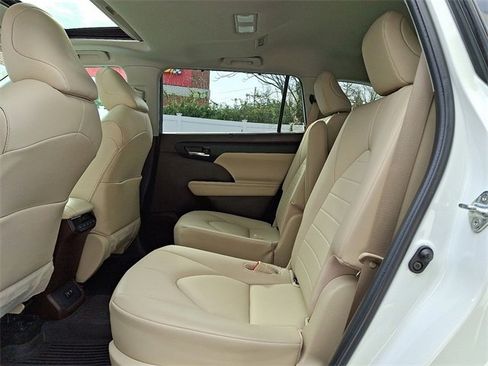 Certified 2021 Toyota Highlander XLE image 10