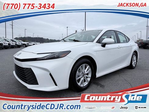 Used 2025 Toyota Camry LE image 1