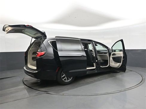 Used 2024 Chrysler Pacifica Touring-L image 45