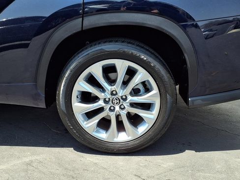 Used 2022 Toyota Highlander Limited FWD image 4