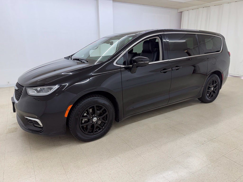 Used 2024 Chrysler Pacifica Touring-L FWD image 1