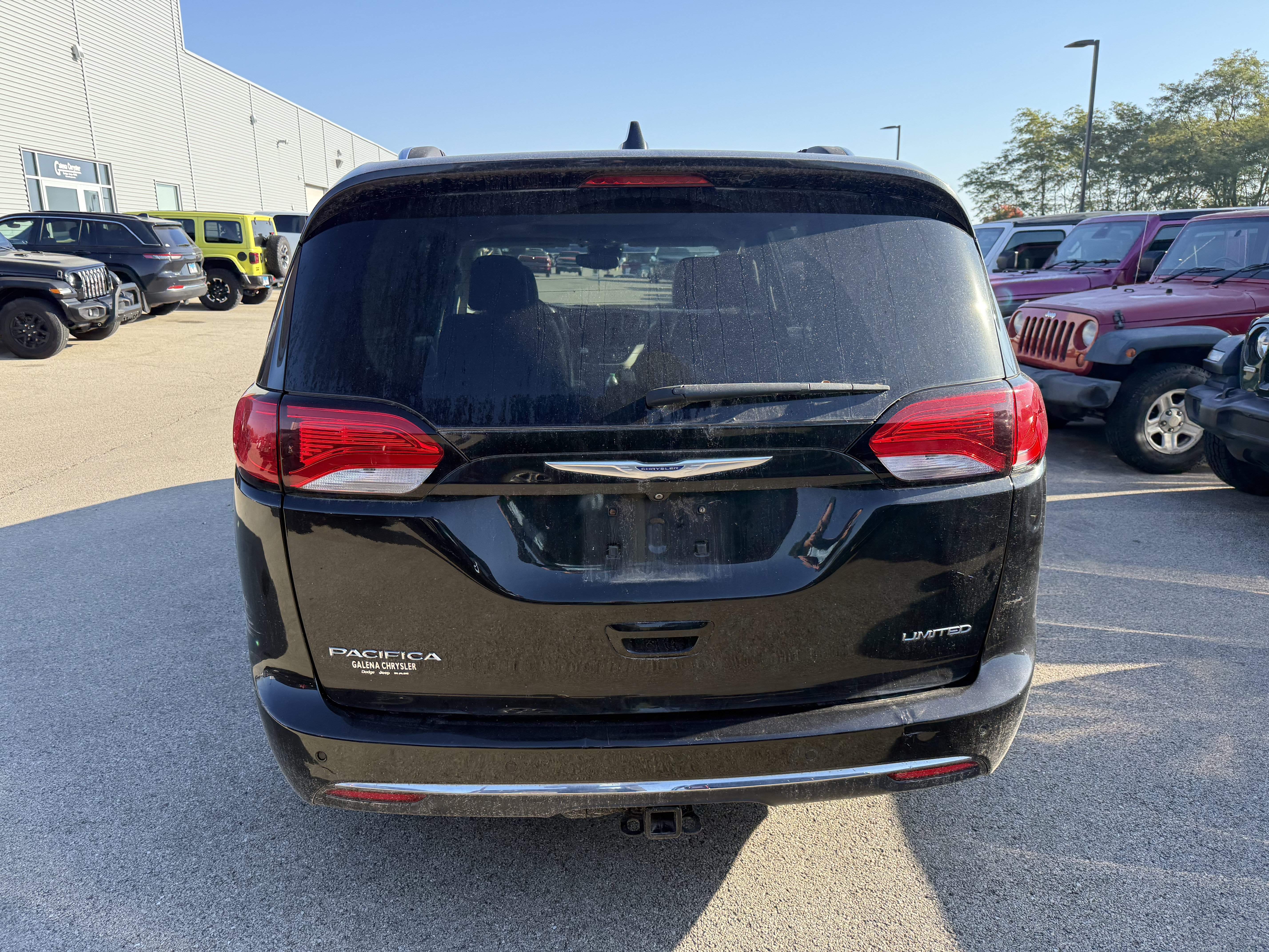 Used 2019 Chrysler Pacifica Limited w/ Tire & Wheel Group FWD image 5