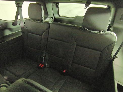 Used 2025 Chevrolet Suburban Z71 image 33