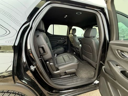 Used 2023 Chevrolet Traverse RS image 19