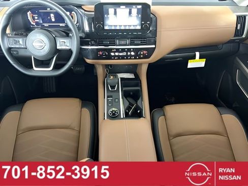 New 2025 Nissan Pathfinder Platinum image 2