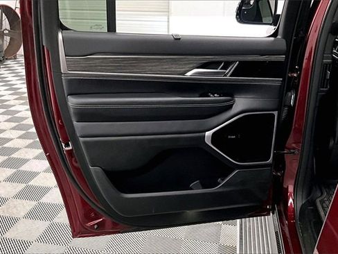 Used 2024 Jeep Wagoneer L Series III w/ Premium Group I image 19