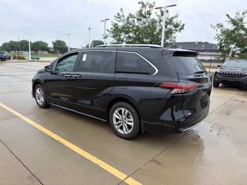 Used 2024 Toyota Sienna Limited AWD/4WD image 4
