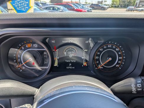 Used 2026 Jeep Wrangler Unlimited Sahara AWD/4WD image 9