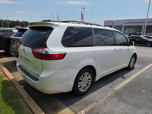 Used 2015 Toyota Sienna XLE Premium FWD image 10