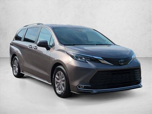 Used 2022 Toyota Sienna XLE w/ XLE Plus Package FWD image 3