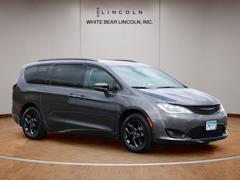 Used 2020 Chrysler Pacifica Limited w/ S Appearance Package FWD image 3