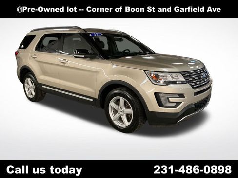 Used 2017 Ford Explorer XLT w/ Equipment Group 202A AWD/4WD image 7