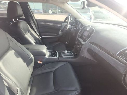 Used 2021 Chrysler 300 Touring L image 9