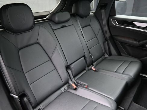 Certified 2025 Porsche Cayenne AWD/4WD image 28