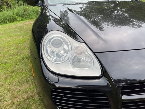 Used 2005 Porsche Cayenne Turbo image 3
