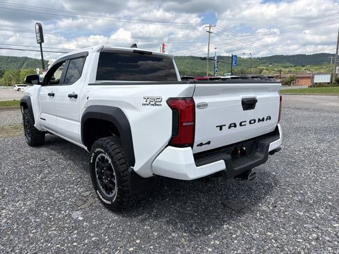 Used 2025 Toyota Tacoma TRD Off-Road AWD/4WD image 6