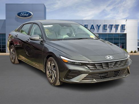 Used 2025 Hyundai Elantra Limited image 1