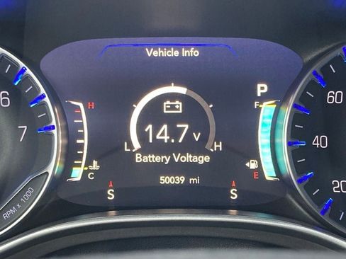 Used 2024 Chrysler Pacifica Touring-L image 17