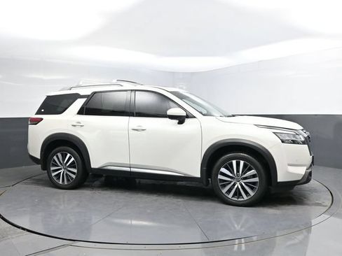 Used 2022 Nissan Pathfinder Platinum w/ Cargo Package AWD/4WD image 3