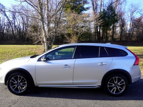Used 2018 Volvo V60 T5 Cross Country w/ Convenience Package image 3