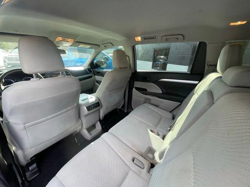 Used 2019 Toyota Highlander LE image 29