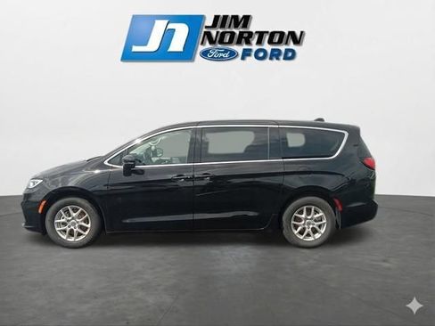 Used 2024 Chrysler Pacifica Touring-L FWD image 6