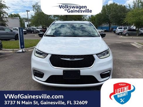 Used 2024 Chrysler Pacifica Limited FWD image 2